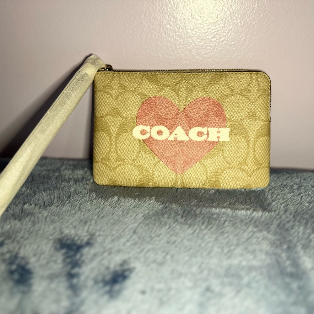 Coach NWT Corner Zip Wristlet In Signature Canvas With Heart Print